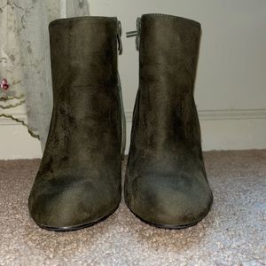 Design By J green Ankle books Size 9